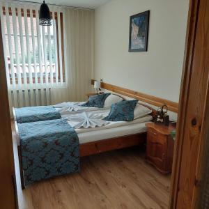 a small bedroom with a bed and a window at Guest House Planinski Zdravets in Bansko