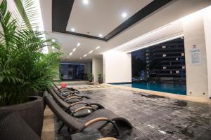 בריכת השחייה שנמצאת ב-Bukit Bintang KLCC Binjai 8 Premium Soho Apartment by Sarah's Lodge או באזור