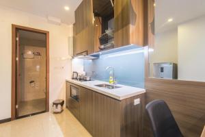 cocina con fregadero y encimera en 22Sunny Housing Apartment, en Hanói