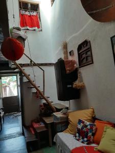 Postel nebo postele na pokoji v ubytování CASA DE RETALHOS Boutique Albergue, casaril histórico, com 5 suítes individuais e cozinha coletiva, no coração da vila de Igatu-Ba, que preserva fortes traços culturais da época do garimpo, venha viver uma experiência única!