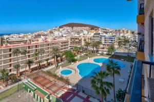 z góry widok na miasto z ośrodkiem w obiekcie Los Cristianos Achacay Bluesky Apartment w mieście Los Cristianos