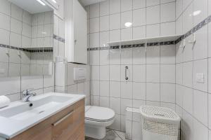 biała łazienka z toaletą i umywalką w obiekcie Los Cristianos Achacay Bluesky Apartment w mieście Los Cristianos +18 zdjęć