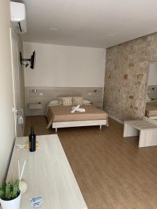 sypialnia z łóżkiem i ceglaną ścianą w obiekcie Casa Mariù w mieście Turi