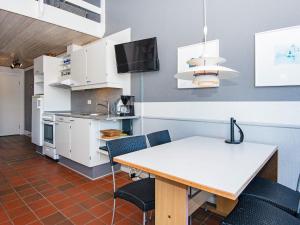 uma cozinha com mesa e cadeiras num quarto em 6 person holiday home in Fan em Fanø