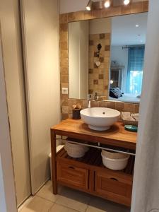 łazienka z umywalką i lustrem w obiekcie Jolie villa Lalou Côte d'Azur trois chambres w Fréjus