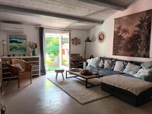 Część wypoczynkowa w obiekcie Jolie villa Lalou Côte d'Azur trois chambres