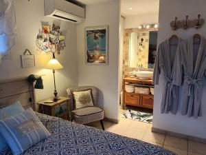 Łóżko lub łóżka w pokoju w obiekcie Jolie villa Lalou Côte d'Azur trois chambres
