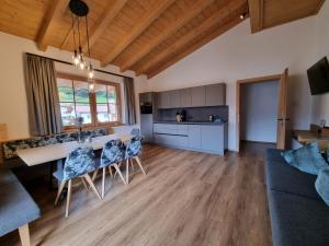 Kuchnia lub aneks kuchenny w obiekcie Greidlhof Alpstyle Apartments