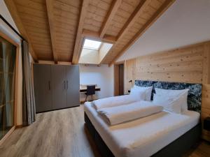 Łóżko lub łóżka w pokoju w obiekcie Greidlhof Alpstyle Apartments