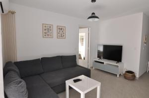 Telewizja i/lub zestaw kina domowego w obiekcie Albert 1er · Chic One-Bedroom Apartment with Parking - StayInAntibes