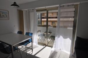 Część wypoczynkowa w obiekcie Albert 1er · Chic One-Bedroom Apartment with Parking - StayInAntibes
