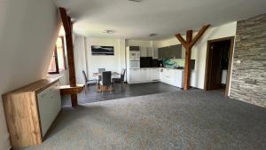 salon z kuchnią i jadalnią w obiekcie Apartman Centrum 402 w Uściu nad Łabą