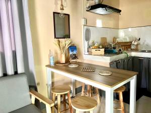 Dapur atau dapur kecil di Loft Baler with Kitchen & Ideal for Work from Home Setup