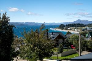 una casa con vistas al océano en Departamento con vista al lago en Bariloche. en San Carlos de Bariloche