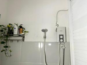 Kamar mandi di Loft Baler with Kitchen & Ideal for Work from Home Setup