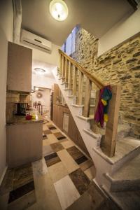 uma cozinha com uma escada numa casa em Vilitsa Holiday House em Pyrgi mais 25 fotografias