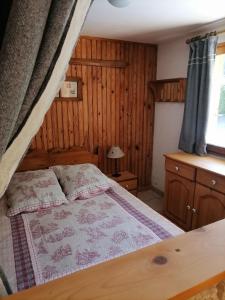Schlafzimmer mit einem Bett und einem Fenster in der Unterkunft Studio "Le Panpounet" in Les Contamines-Montjoie