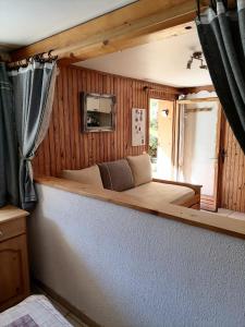 ein kleines Schlafzimmer mit einem Bett in einem Zimmer in der Unterkunft Studio "Le Panpounet" in Les Contamines-Montjoie