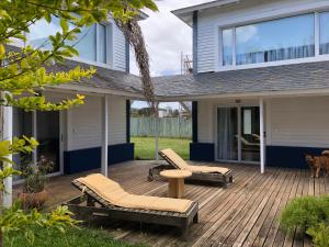 eine Terrasse mit 2 Stühlen und einem Tisch auf einem Haus in der Unterkunft Punta Ballena Punta del Este in Punta del Este