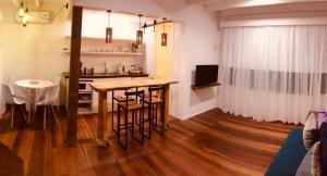 cocina y sala de estar con mesa y sillas en Punta Ballena Punta del Este, en Punta del Este