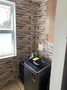 Kuchyň nebo kuchyňský kout v ubytování Lindo apartamento con estacionamiento Buga