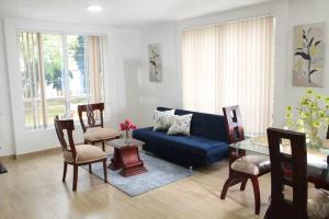Posezení v ubytování Lindo apartamento con estacionamiento Buga