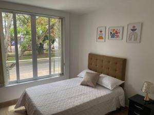 Postel nebo postele na pokoji v ubytování Lindo apartamento con estacionamiento Buga