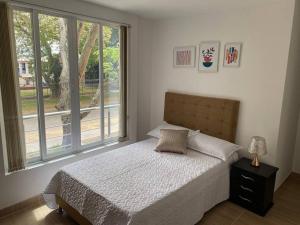 Postel nebo postele na pokoji v ubytování Lindo apartamento con estacionamiento Buga