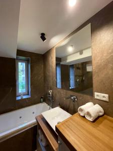 A bathroom at MARMOT Mountain Apartment so saunou a hydromasážnou vaňou