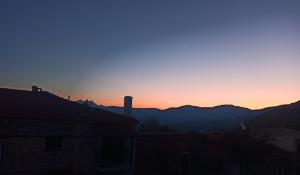 uma vista para o pôr-do-sol a partir do telhado de uma casa em Elatos Boutique MountainHouse em Karpenision