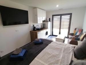 TV a/nebo společenská místnost v ubytování Studio BLEU, Neuf, classé 3 étoiles, Clim, Wifi, Lave-linge, Lit King Size, au calme et à 800m des plages de Valras Plage