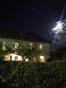 Ein Haus in der Nacht mit dem Mond am Himmel in der Unterkunft chambre chez l'habitant, axe A62, à 20 min d' ouest d'Agen, parking gratuit, accès cuisine, convivial in Port-Sainte-Marie