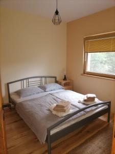 una camera da letto con un letto e due asciugamani di Villa Romantica a Novo Zvecevo