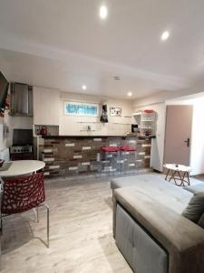 Η κουζίνα ή μικρή κουζίνα στο Charmant appartement indépendant, 5 mn de Rouen, avec terrasse, refait à neuf