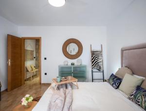 a living room with a bed and a table at Verde Biatia in Baeza
