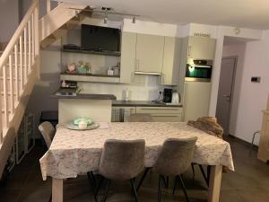 mesa de comedor con sillas y cocina en Residentie beethoven en Knokke-Heist