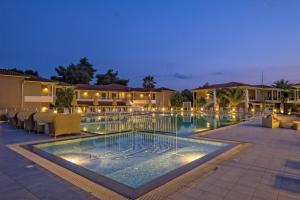 una piscina en un complejo por la noche en Lagomandra Beach Hotel en Lagomandra