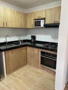 Kuchyň nebo kuchyňský kout v ubytování Lindo apartamento con estacionamiento Buga