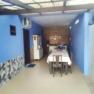 d'une salle à manger avec une table et un réfrigérateur. dans l'établissement Pousada JOSHUA, à Penha