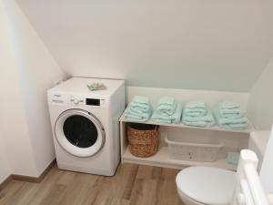 lavadero con lavadora y aseo en Appartement Zen au Cœur du Cotentin, en Valognes