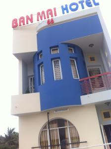 um edifício azul com um sinal em Ban Mai Hotel 66 em Phan Thiet