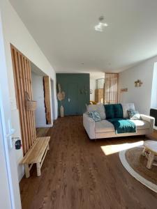 salon z kanapą i stołem w obiekcie Un logement cosy proche des Ports w mieście Gujan-Mestras