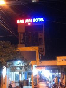 een neonreclame met het woord 'cmma' op een gebouw bij Ban Mai Hotel 66 in Phan Thiet