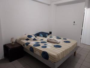 Ce lit se trouve dans un dortoir doté d'un mur blanc. dans l'établissement Appartement T2 le Vallon au Marin Martinique, au Marin