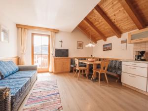 sala de estar con sofá y mesa en Apartment Fedares, en La Valle