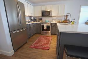 A kitchen or kitchenette at Modern Mountain Delight