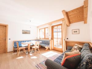 ein Wohnzimmer mit einem Sofa und einem Tisch in der Unterkunft Apartment Fedares in Wengen