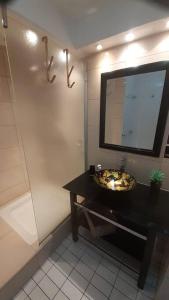 ein Bad mit einem TV und einer Theke mit einem Waschbecken in der Unterkunft Superbe studio Dolce Vita vue mer plage piscine in Marigot