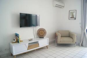 TV in/ali zabaviščno središče v nastanitvi Superbe studio Dolce Vita vue mer plage piscine