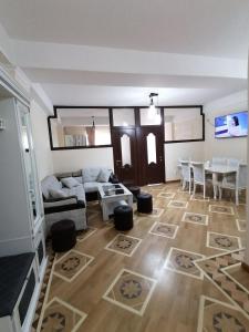 ein Wohnzimmer mit einem Sofa und einem Tisch in der Unterkunft Cascade - Opera Apartment in Yerevan